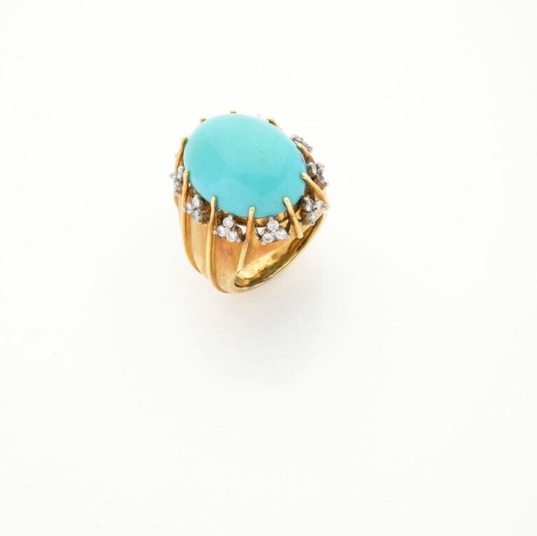 Large BAGUE "dôme" en or jaune (750‰) brossé, orné d'un important cabochon de t…