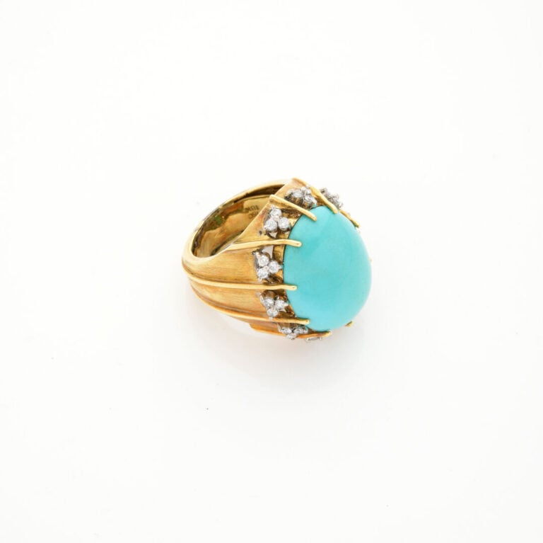 Large BAGUE "dôme" en or jaune (750‰) brossé, orné d'un important cabochon de t…