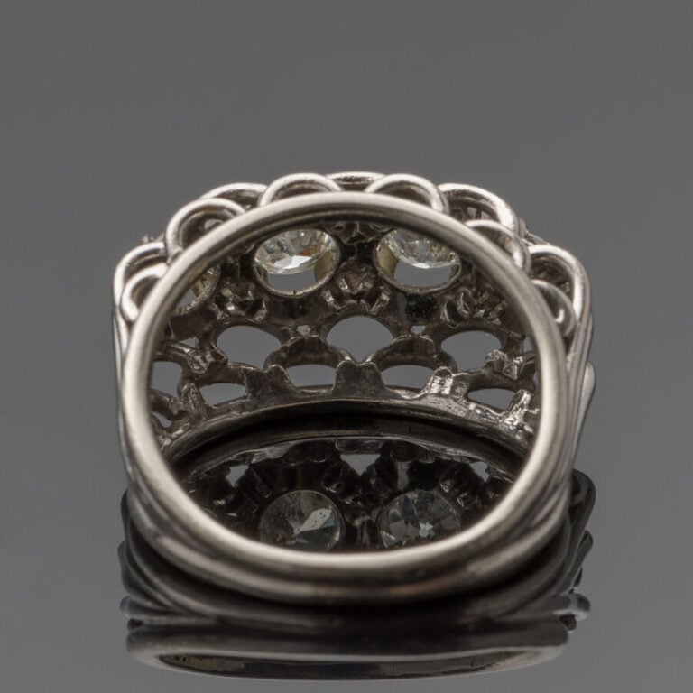 Large BAGUE en fils de platine (min. 800%) serti de quatre diamants taille anci…