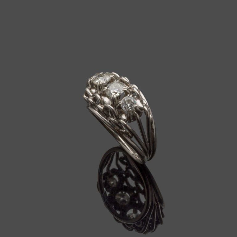 Large BAGUE en fils de platine (min. 800%) serti de quatre diamants taille anci…