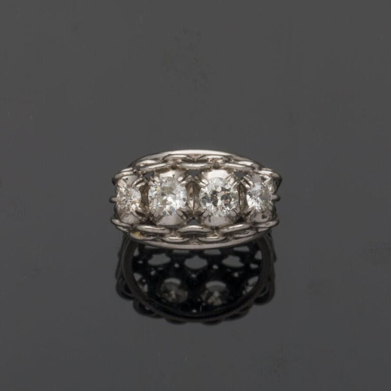 Large BAGUE en fils de platine (min. 800%) serti de quatre diamants taille anci…