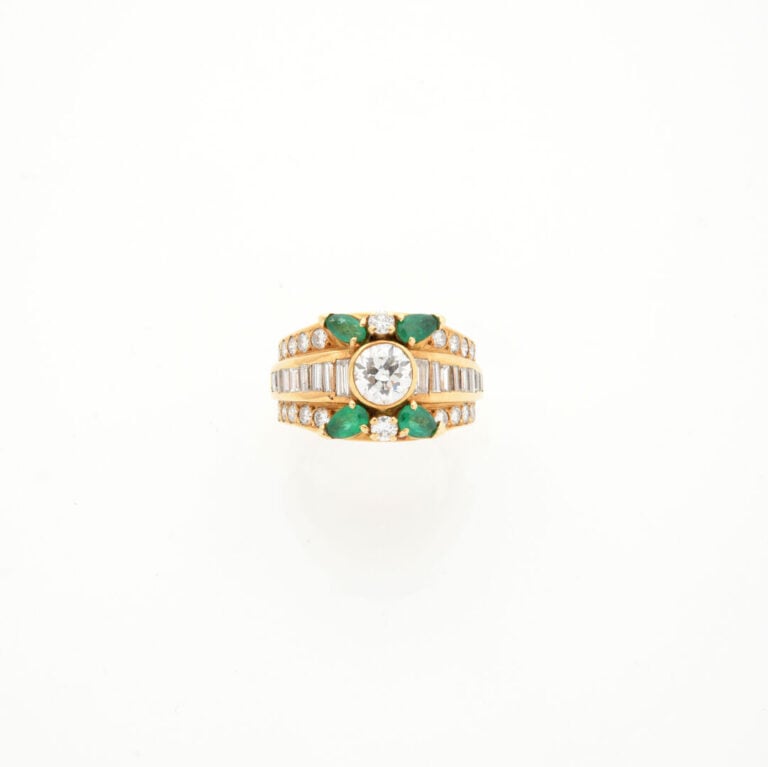 Large BAGUE en or jaune (750‰) centré d'un diamant taille brillant épaulé de di…