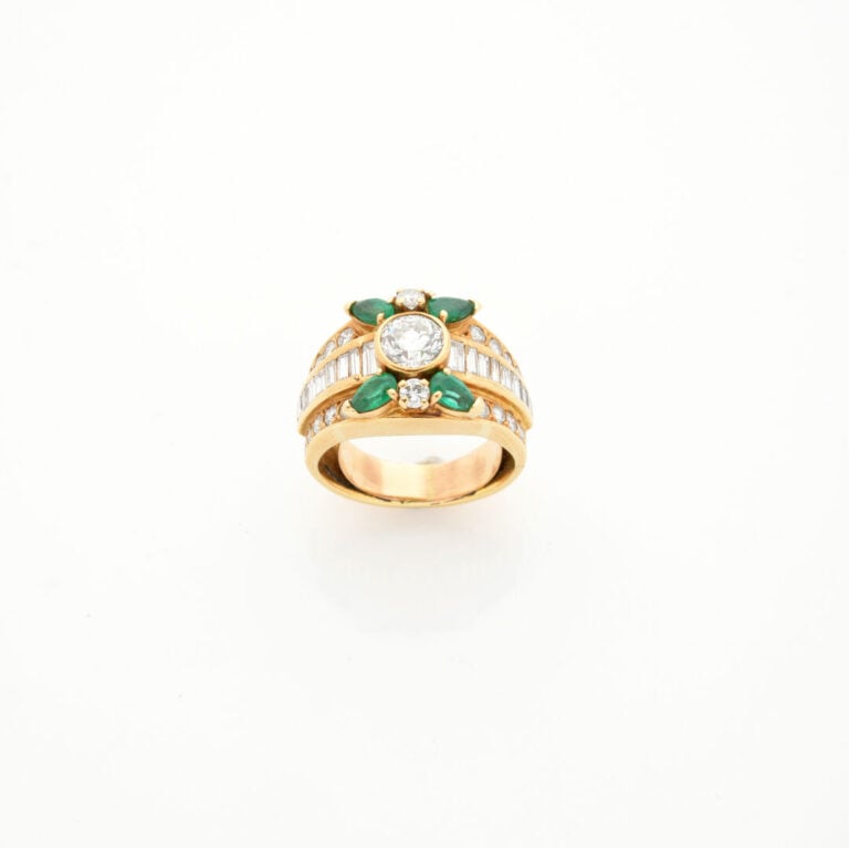 Large BAGUE en or jaune (750‰) centré d'un diamant taille brillant épaulé de di…