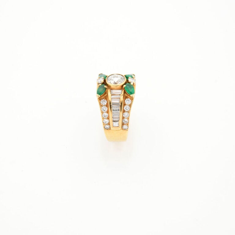 Large BAGUE en or jaune (750‰) centré d'un diamant taille brillant épaulé de di…