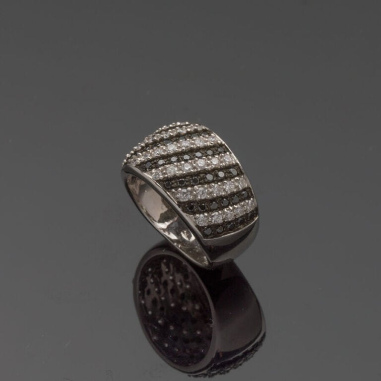 Large BAGUE légèrement bombée en or gris et or noirci (750‰) serti de seize ali…