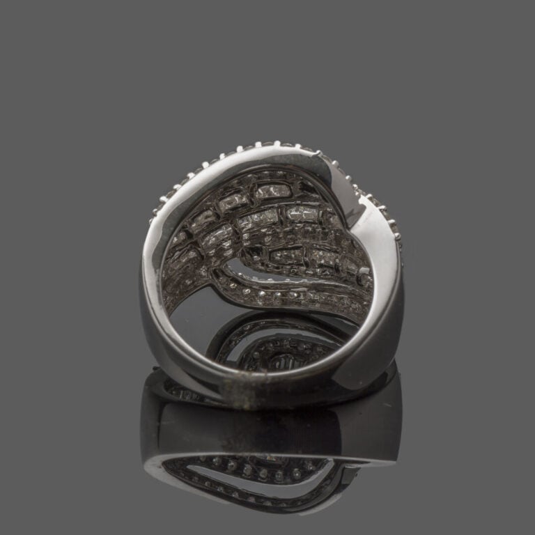 Large BAGUE "volutes" en or gris (750‰) ajouré, serti de six alignements de dia…