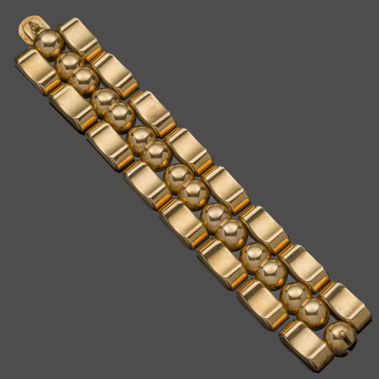 Large BRACELET "Tank" en or jaune (750‰) ajouré, articulé à maillons boules et…