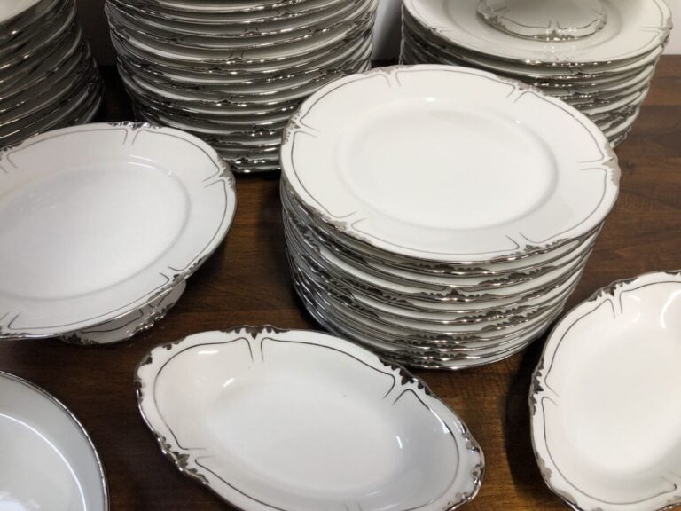 LIMOGES - B & Cie - France - Service en porcelaine blanche à bord contourné arg…