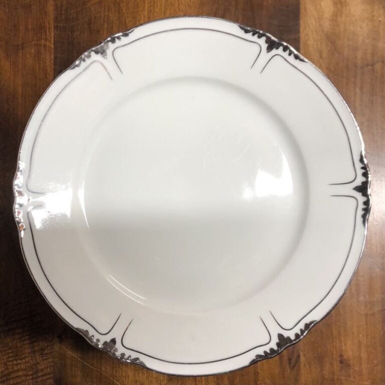 LIMOGES - B & Cie - France - Service en porcelaine blanche à bord contourné arg…