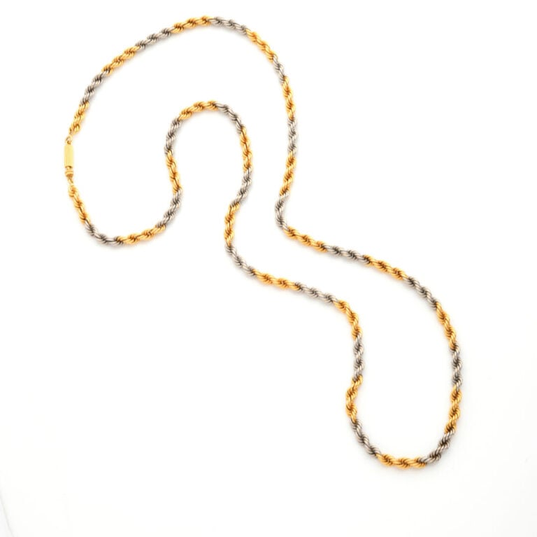 Long COLLIER en platine (950‰) et or jaune (750‰) à maille torsadée. - Travail…