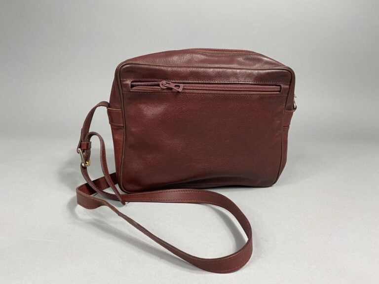 LONGCHAMP - Sacoche en bandoulière en cuir bordeaux, une poche à rabat sur l'av…