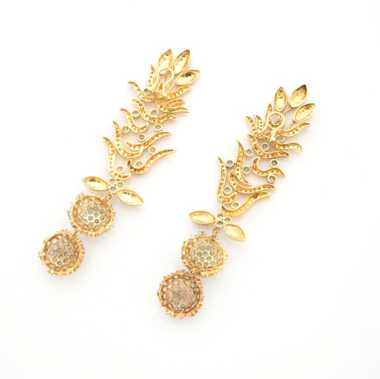 Longue paire de PENDANTS d'OREILLES "feuilles et hortensias" en or jaune (750‰)…