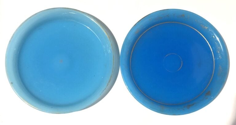 Lot comprenant : - 1°/ quatre plateaux (deux en opaline bleue, un en opaline pâ…