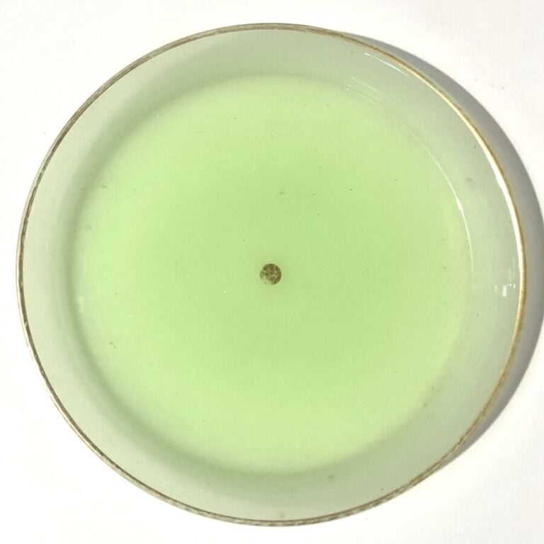 Lot comprenant : - 1°/ quatre plateaux (deux en opaline bleue, un en opaline pâ…