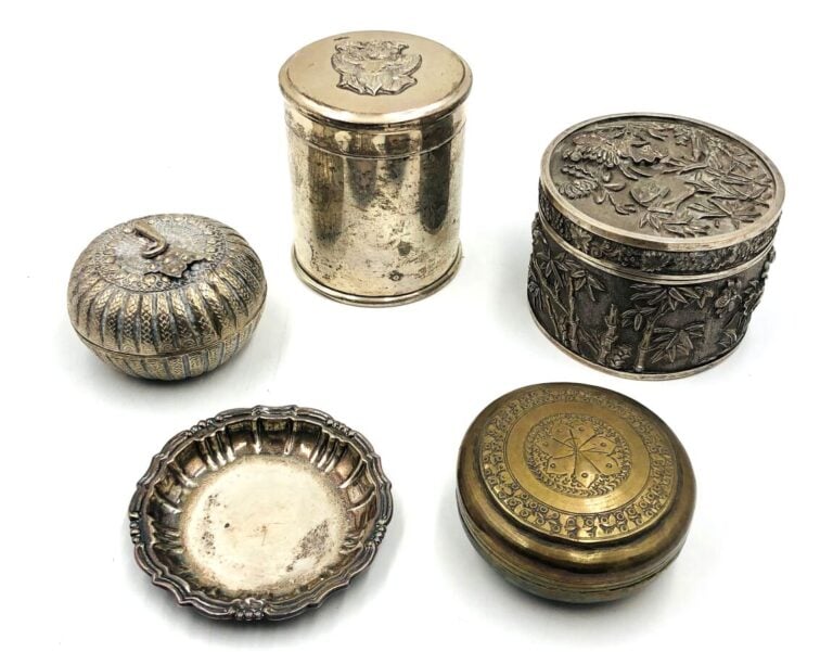 Lot comprenant : 2 boîtes cylindriques en métal argenté style Extrême-Orient +…