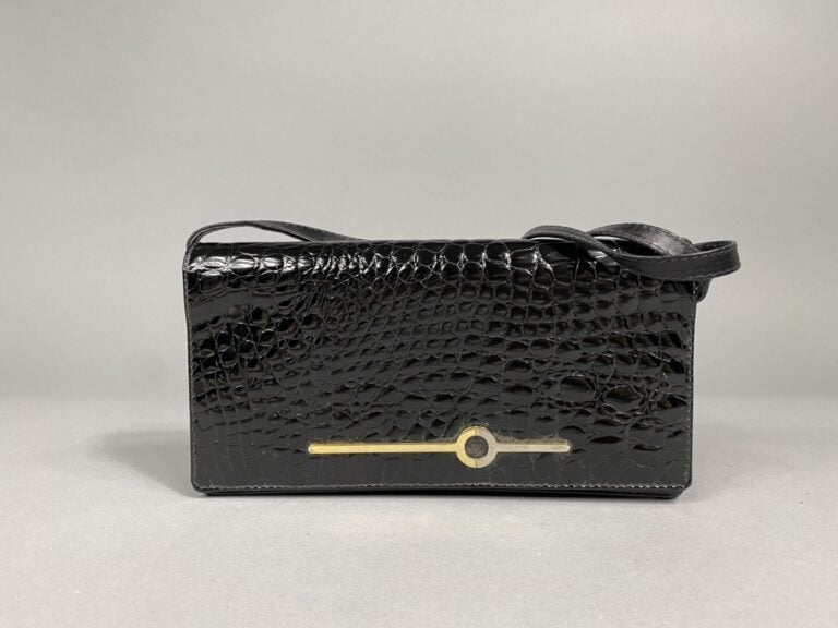 Lot comprenant un petit sac baguette façon croco noir verni et une écharpe en s…