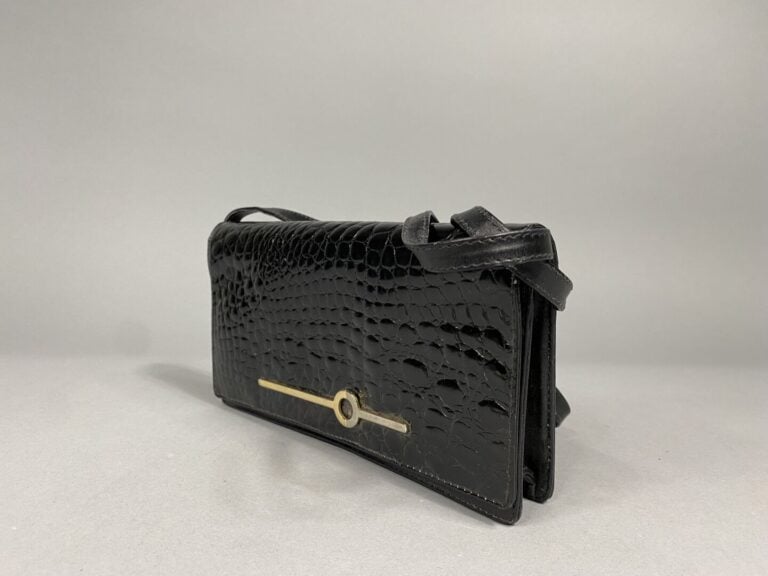 Lot comprenant un petit sac baguette façon croco noir verni et une écharpe en s…