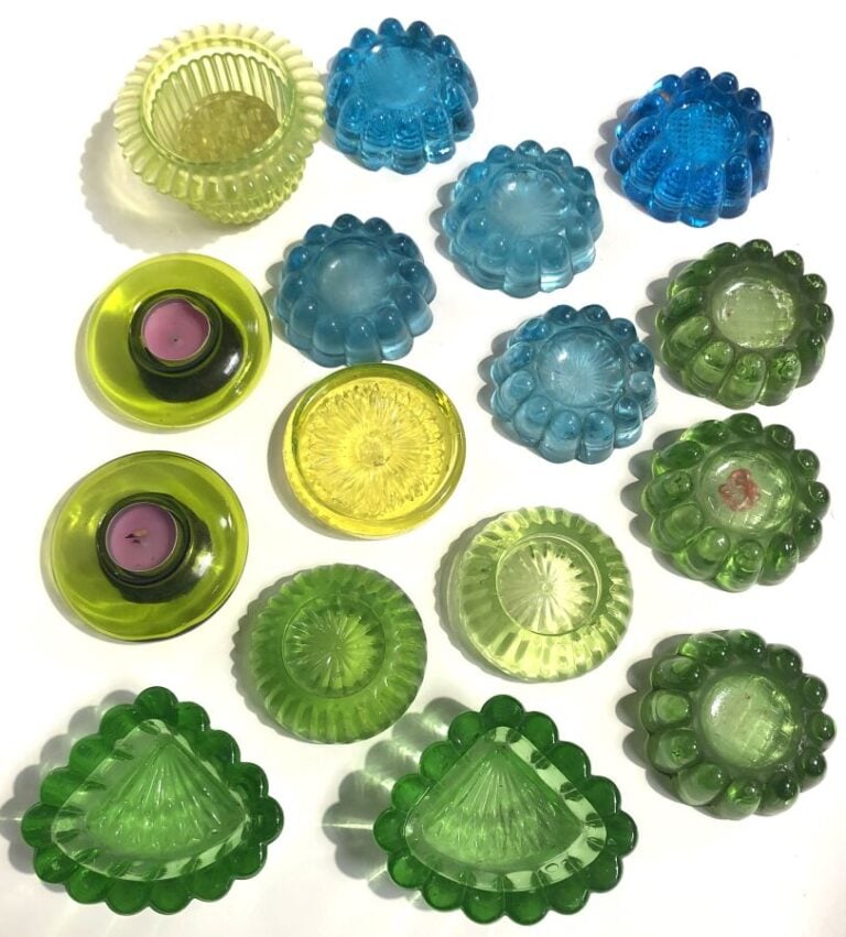 Lot de 13 pieds de piano en verre de couleurs différentes. - + on joint un vase…