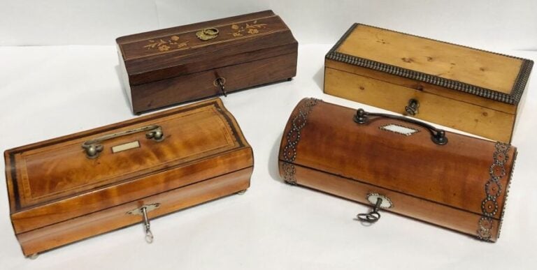 Lot de 4 boîtes diverses en bois (bijoux, jetons, porte-plumes) à décor de marq…