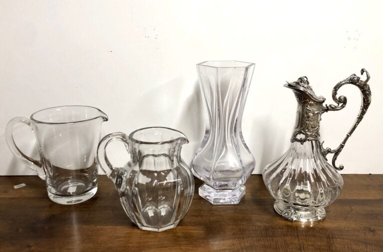 Lot de 4 pièces en cristal : - - SÈVRES - Vase balustre à pans en cristal, H :…