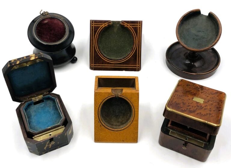 Lot de 6 portes-montres en bois.