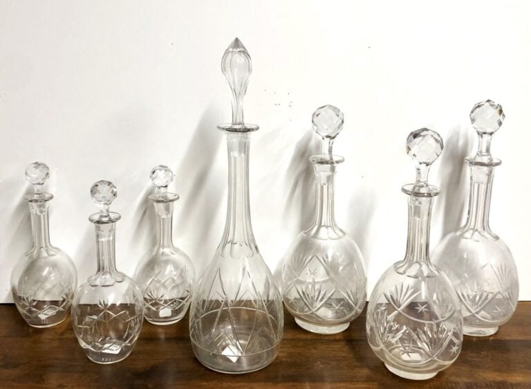 Lot de 7 carafes à vin en cristal taillé, de trois modèles différents. - Quelqu…