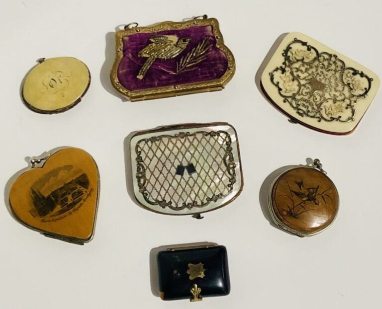 Lot de 7 petits portes-monnaies divers en nacre, bois ou velours brodé. XIXème…