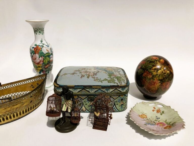 Lot de bibelots divers : vase balustre en verre opalin blanc à décor de fleurs…
