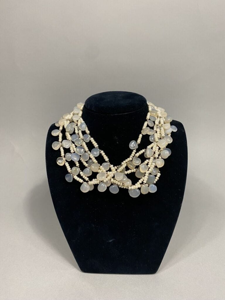 Lot de bijoux fantaisie divers dont colliers, boucles d'oreilles et bracelets,…