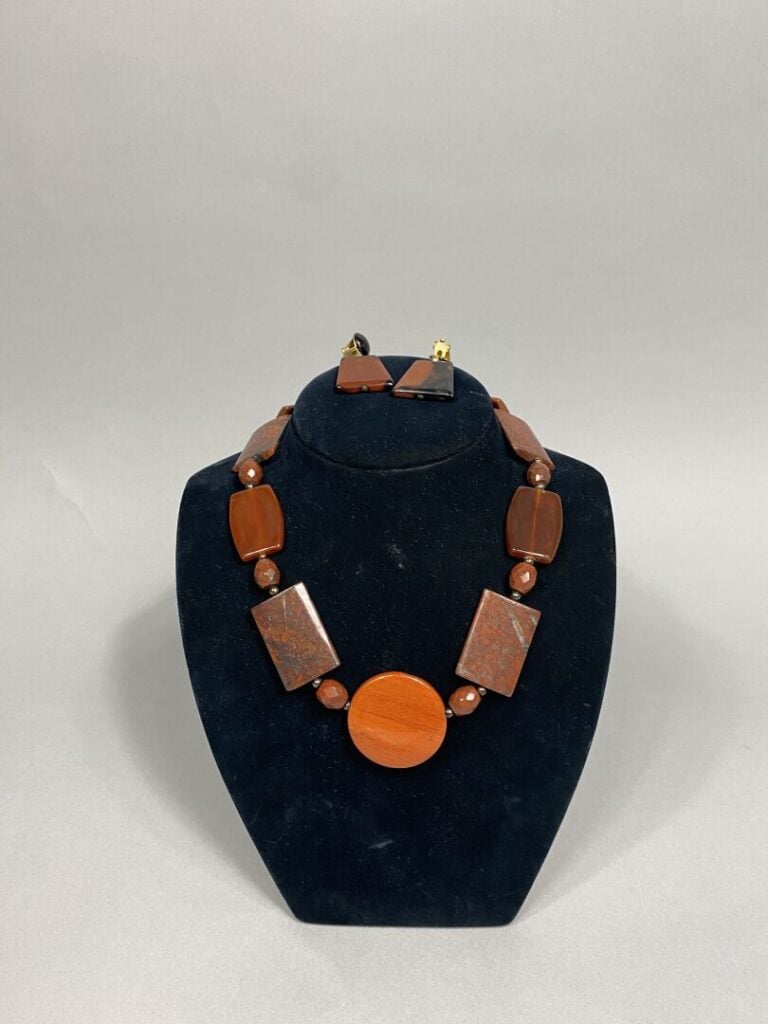 Lot de bijoux fantaisie divers dont colliers, boucles d'oreilles et bracelets,…