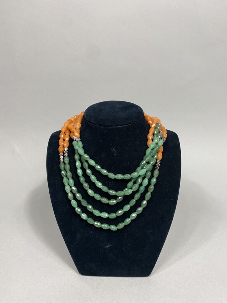 Lot de bijoux fantaisie divers dont colliers, boucles d'oreilles et bracelets,…