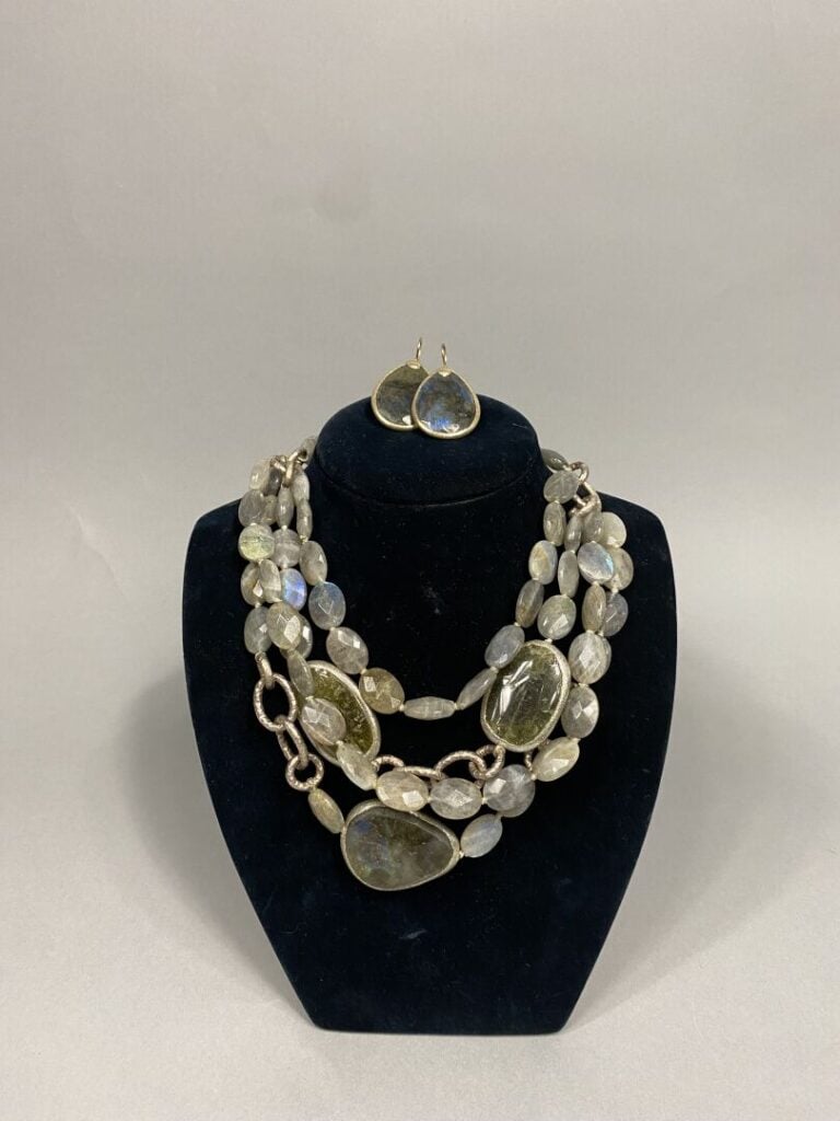Lot de bijoux fantaisie divers dont colliers, boucles d'oreilles et bracelets,…