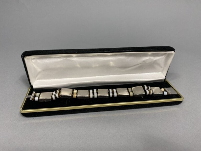 Lot de bijoux fantaisie divers dont colliers, boucles d'oreilles et bracelets,…