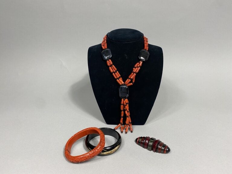 Lot de bijoux fantaisie divers dont colliers, bracelets, broche en bakélite, im…
