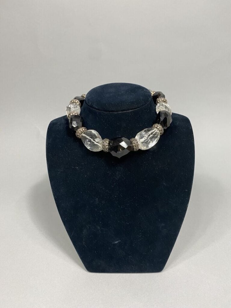 Lot de bijoux fantaisie divers dont colliers, bracelets, broche en bakélite, im…