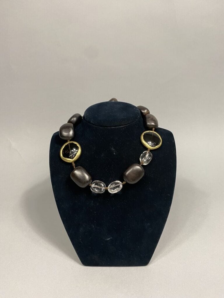 Lot de bijoux fantaisie divers dont colliers, bracelets, broche en bakélite, im…