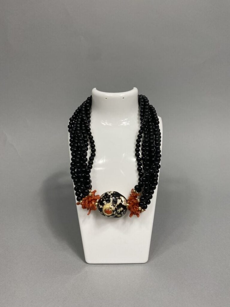 Lot de bijoux fantaisie divers dont colliers, bracelets, broche en bakélite, im…