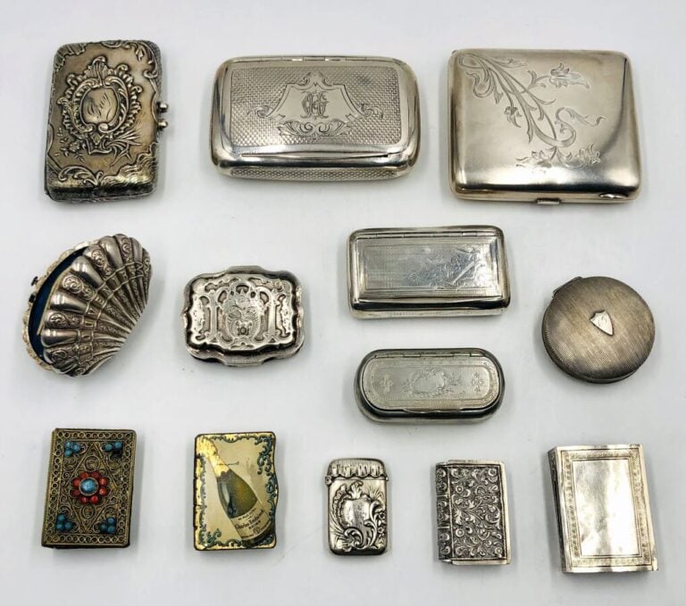 Lot de diverses petites boites en métal argenté et certaines en laiton comprena…