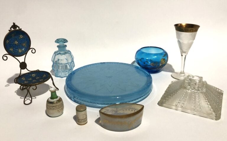 Lot de huit objets : - 1°/ un flacon en verre bleuté moulé en nid d'abeille. Fi…