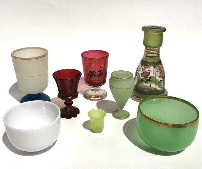 Lot de huit objets comprenant : - 1°/ Un bol en opaline verte à décor de filet…