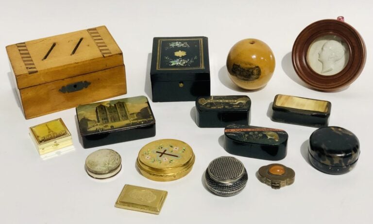 Lot de petites boites à pillules, à lettres, timbres et divers, en bois, carton…