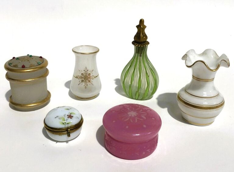 Lot de six objets comprenant : - 1°/ Une petite boite ronde en opaline savonneu…