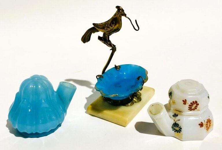 Lot de trois objets en opaline : - 1°/ Un encrier en opaline savonneuse moulee…
