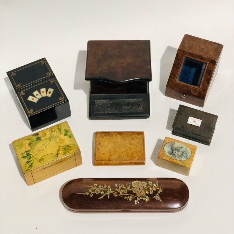 Lot divers de boîtes en bois ou carton bouilli comprenant : boîte à allumettes,…