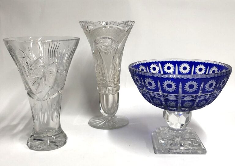 Lot en cristal taillé comprenant : - - Grand vase tronconique à bord dentelé. H…
