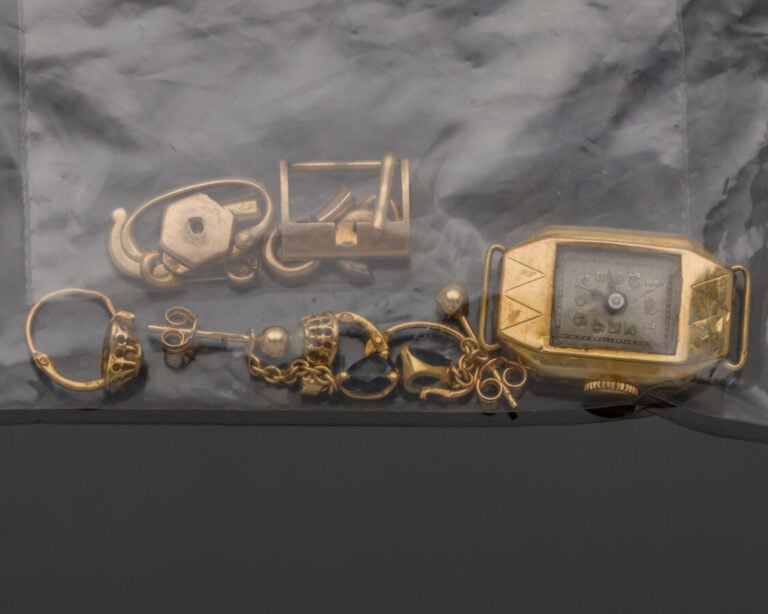LOT en or jaune (750‰) comprenant : - - une MONTRE octogonale, mouvement mécani…