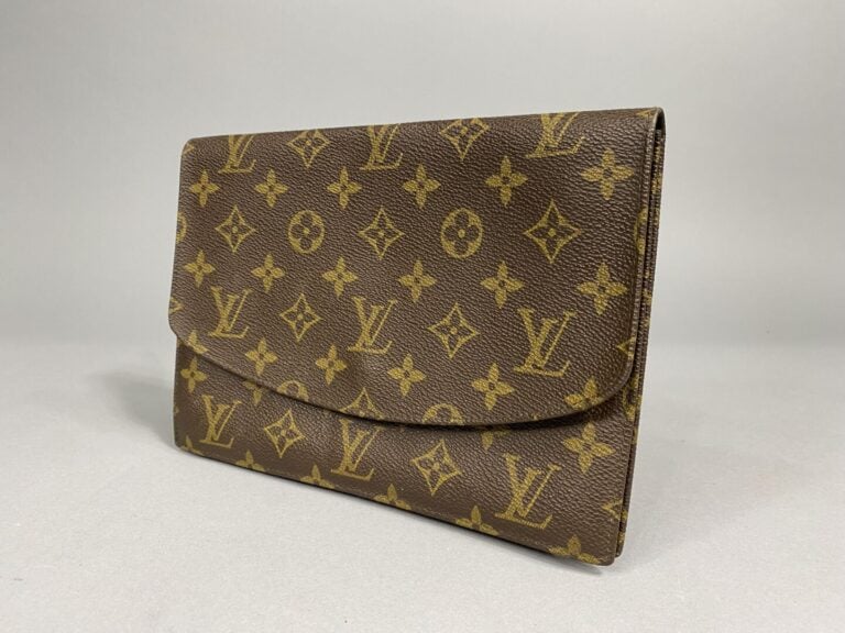 LOUIS VUITTON - Circa 1990 - Pochette à rabat en toile monogram, intérieur en c…