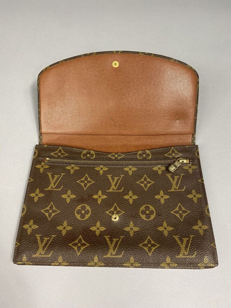 LOUIS VUITTON - Circa 1990 - Pochette à rabat en toile monogram, intérieur en c…