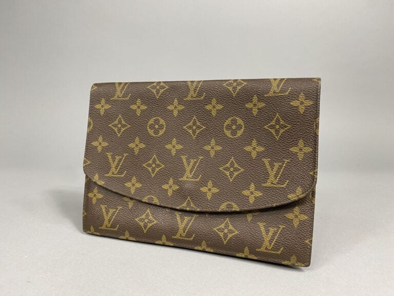 LOUIS VUITTON - Circa 1990 - Pochette à rabat en toile monogram, intérieur en c…