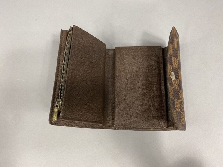 LOUIS VUITTON - Porte feuille en toile damier ébène et cuir taïga chocolat, tri…